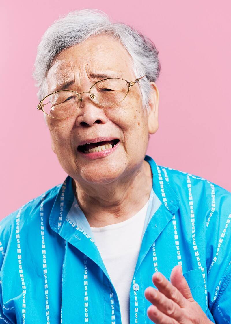 「年だからって逃げない、人や時代のせいにしない」76歳の若手芸人「おばあちゃん」が貧乏、乳がん、介護生活を経て笑いにかける夢