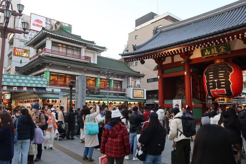 2023年の消費額は「過去最高」の5兆2923億円。急速に回復するインバウンド需要はさらに加速するのか？ カップ麺を買い込む中国人観光客の姿も