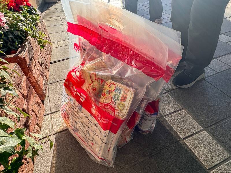 2023年の消費額は「過去最高」の5兆2923億円。急速に回復するインバウンド需要はさらに加速するのか？ カップ麺を買い込む中国人観光客の姿も