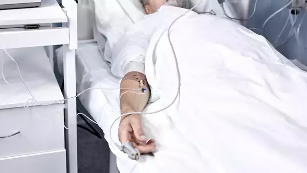 酒飲みながらゲーム配信してたら“膵臓が爆発”でICU行き、全身パンパンの水風船と化した自分に「マジで死ぬよ」と医師が宣告