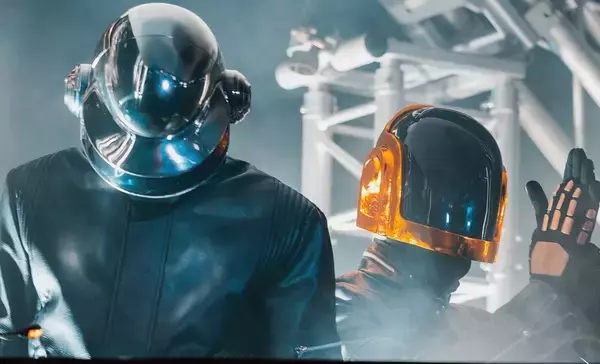 〈グラミーでかました伝説のライブ〉ダフト・パンクがデジタルを捨て「生演奏」で掴んだ最大の賞賛…一度は“売れなかった”2人組が、世界を変えたパフォーマンス