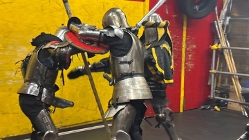 30kgの鎧を着て、剣で殴り合う“過激すぎるスポーツ”の正体「死んでいない間は戦い続ける」