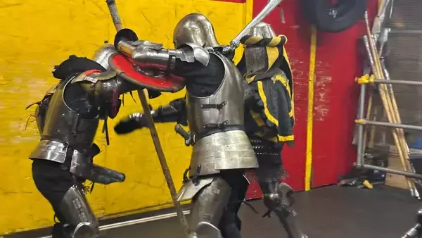 30kgの鎧を着て、剣で殴り合う“過激すぎるスポーツ”の正体「死んでいない間は戦い続ける」