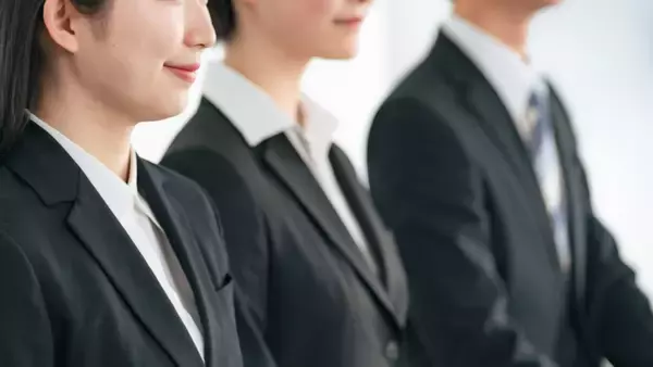 「母親同伴で初出社」「初日の昼にバックレ」…激やばモンスター新入社員を生んだ“エージェント親”と「サービス業となった大学・高校」の罪