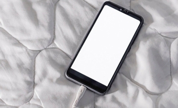 「起きてすぐスマホ」がやめられない人へ…充電コードを“短くするだけ”で朝が変わる意外な理由