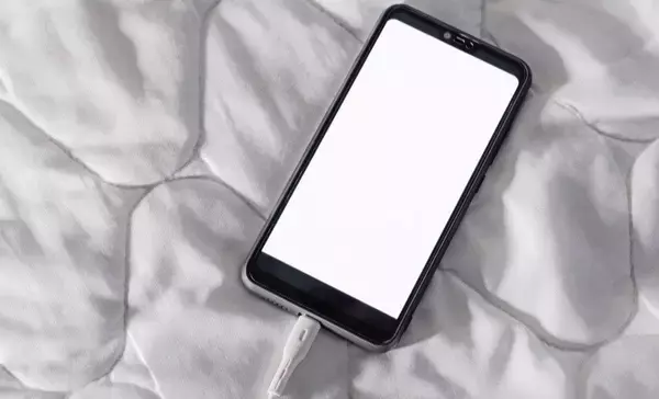 「起きてすぐスマホ」がやめられない人へ…充電コードを“短くするだけ”で朝が変わる意外な理由