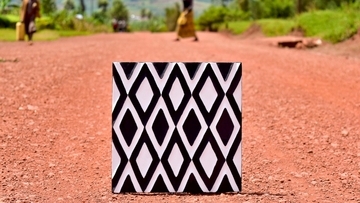 “行きたくない場所”だったアフリカへ…先入観を謝罪しに渡航した女性が、ルワンダで牛糞アートに人生を変えられた理由