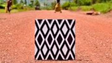 “行きたくない場所”だったアフリカへ…先入観を謝罪しに渡航した女性が、ルワンダで牛糞アートに人生を変えられた理由