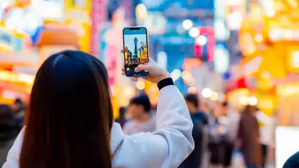 「バイト先で勝手にスマホを充電したらヤバい？」「写真を撮る時に他の人が写りこんだら盗撮なの？」スマホにまつわる犯罪に要注意！〈弁護士が解説〉