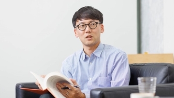 斎藤幸平が考える“人新世のリーダー論”。「ボトムアップ型の自治では、カリスマ型のリーダーがひとりではなく、自分の得意分野で自主的に動くことのできる人が大勢いる“リーダーフル”な状態が重要」