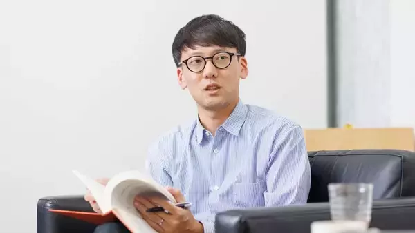 斎藤幸平が考える“人新世のリーダー論”。「ボトムアップ型の自治では、カリスマ型のリーダーがひとりではなく、自分の得意分野で自主的に動くことのできる人が大勢いる“リーダーフル”な状態が重要」