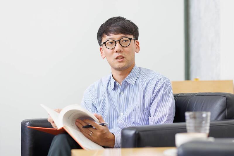 斎藤幸平が考える“人新世のリーダー論”。「ボトムアップ型の自治では、カリスマ型のリーダーがひとりではなく、自分の得意分野で自主的に動くことのできる人が大勢いる“リーダーフル”な状態が重要」