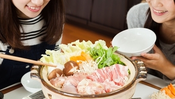 「生肉をつかんだ箸を鍋で消毒」はアリかナシか？ 食中毒のリスクは？  Xの大論争に専門機関の見解は