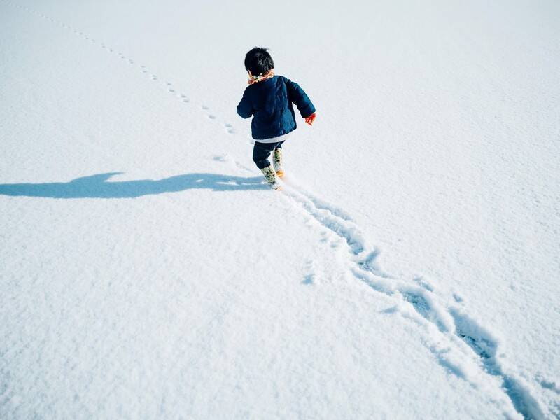 顔のドアップ、目線を合わせて低い姿勢で撮影でいいの？　写真家が教える子どもの写真を撮るときに気をつけたい意外なこと「子どもにカメラを渡してみて」