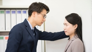 「現代の恋愛チャンスには格差がある」若者の婚姻率が低下した最大の原因とは…政府会議で「壁ドン教育」案も浮上