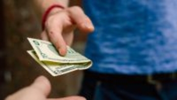 チップは今も必要なのか？ アメリカの飲食店の従業員は「時給2ドル」という衝撃…さらに若者が直面する学生ローン地獄の実態