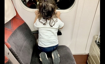 「しつけのできていない子」電車内で子どもの靴が服に何度も当たり…マナーをめぐり賛否「親が注意すべき」「言い方がきつすぎる」