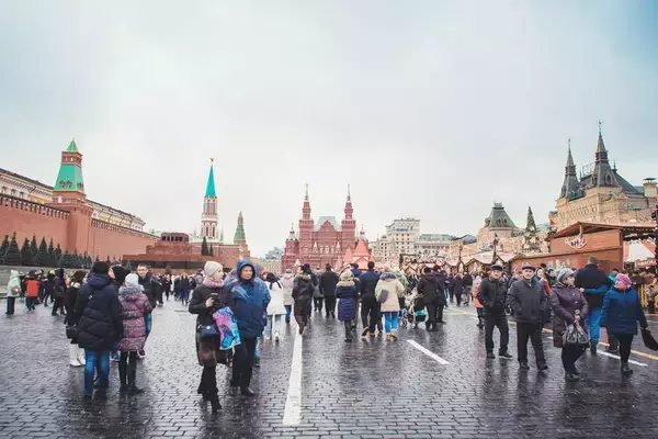 新年を祝うバカ騒ぎテレビ番組、笑顔溢れる赤の広場、記念撮影をする人々…戦争の影が微塵も見えない2023年1月1日のロシアで考えたこと