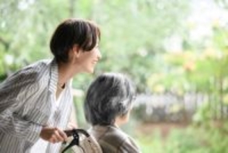 「最期は自宅で過ごしたい」日本人の4人中3人がそう願う一方で、多くの人が“実現は難しい”と感じている理由