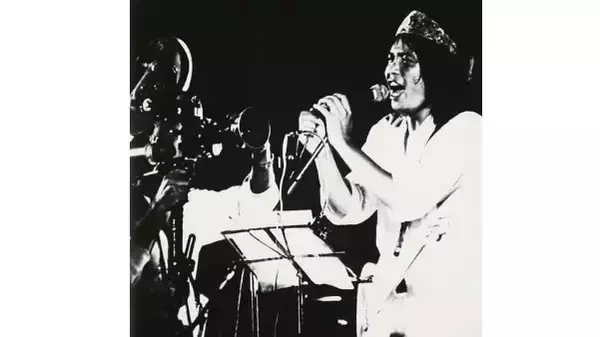 日本初の7万人超コンサート、吉田拓郎が限界まで歌い続けた12時間の結末「吉田拓郎は疲労困憊で一歩も動けません」