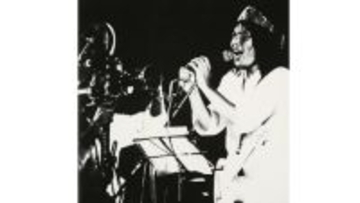 日本初の7万人超コンサート、吉田拓郎が限界まで歌い続けた12時間の結末「吉田拓郎は疲労困憊で一歩も動けません」