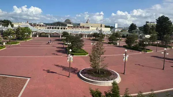 〈ディズニーランド最高1万900円、10月には1万2400円の日も〉「暑い」「高い」で夢の国がガラガラ!?  夏休みのパークで見た「昼は屋内、夜から本気」の実態