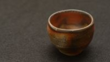 素朴な土の器が、超絶技巧の江戸切子や蒔絵と同じくらいの感動を与えてくれるのはなぜか…日本の伝統工藝に不可欠なもの