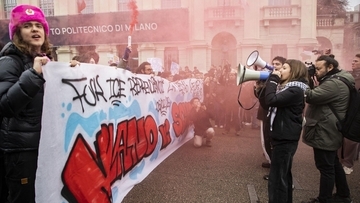 「弾丸みたいに花火が飛んだ」ミラノ五輪の裏側で起きていた“反五輪デモ”の熱狂と素顔