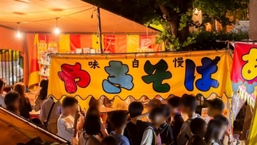 《祇園祭の露店付近で撮影？》包装された焼きそば麺が「地面に直置き…」 夏祭りで食中毒を避ける“店選び”のポイント