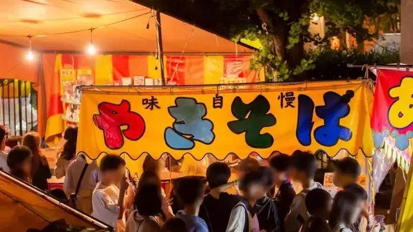 《祇園祭の露店付近で撮影？》包装された焼きそば麺が「地面に直置き…」 夏祭りで食中毒を避ける“店選び”のポイント