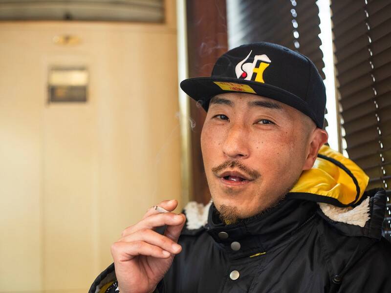 「人が死んでいる！頭血出てる！うめきが聞こえる…」西成出身のラッパーSHINGO★と歩く「今回人間で生まれたから、人間ムキ出しで生きたいから」《西成さんぽ》