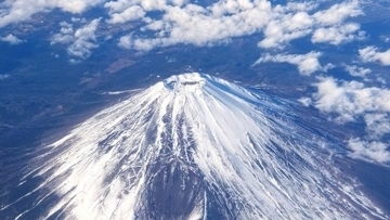 「冬の富士山をなめてる」とまた大炎上…外国人男女が閉山中に“スキー目的”で登頂し滑落、一人は重体 県警は「登山計画書の提出はなかった」