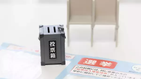 多数決が民主主義の本質ではないならば、その社会の法や権力の正当性の根拠はどこに存在するのか？　近代民主主義を「本質観取」する