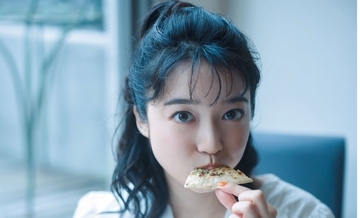 上白石萌音、世界を“ガブリ”した2年半　初グルメフォトエッセイで明かした「書くこと」の変化
