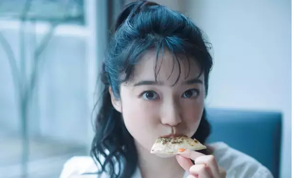 上白石萌音、世界を“ガブリ”した2年半　初グルメフォトエッセイで明かした「書くこと」の変化