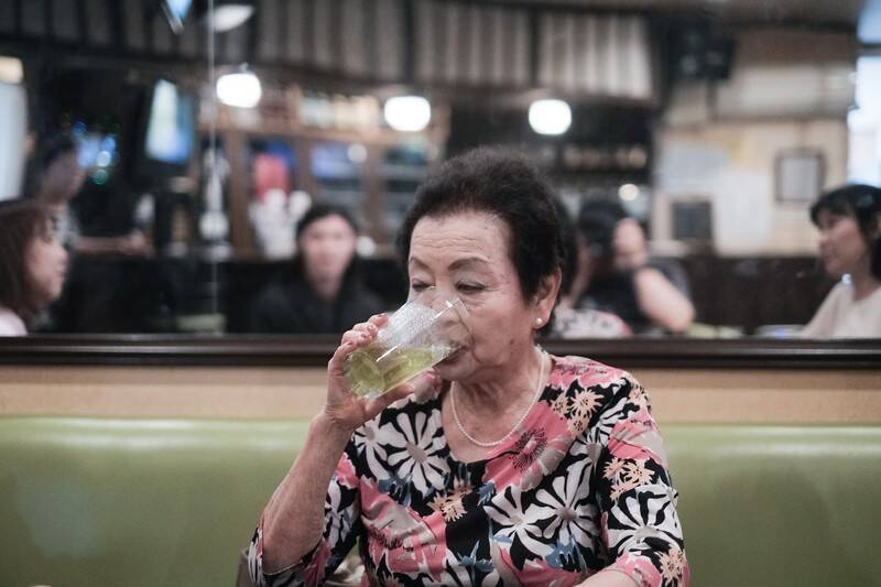 〈世界最高齢セクシー女優〉小笠原裕子さん（88）はなぜ81歳でセクシー女優になったのか？ 「夫からは58歳になるまで毎日求められ…」死別後はスナック遊び、大学生のツバメに1000万円使ったことも…