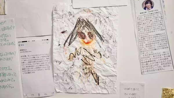 「怪文書を壁一面にベタベタ貼って、通行人を嫌な気持ちにさせたい」伝説的イベント『その怪文書を読みましたか』の仕掛け人に聞く、新しいホラーエンタメの形