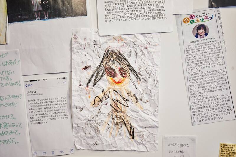 「怪文書を壁一面にベタベタ貼って、通行人を嫌な気持ちにさせたい」伝説的イベント『その怪文書を読みましたか』の仕掛け人に聞く、新しいホラーエンタメの形