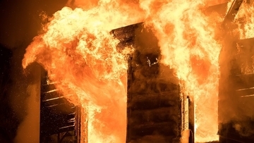 「燃えてる。うちはダメ……。もう、もう、焼け落ちた……」2度の火災で北九州・旦過市場の老舗映画館が焼け落ちた日