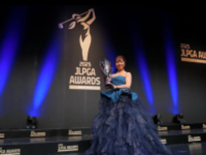 華やかなドレスに身を包んだ23歳が、頂点の証を手にした——