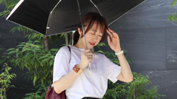 暑さも吹き飛ばす爽やかコーデ！あいり、ユニクロT×ボルドーバッグの夏スタイルが話題に