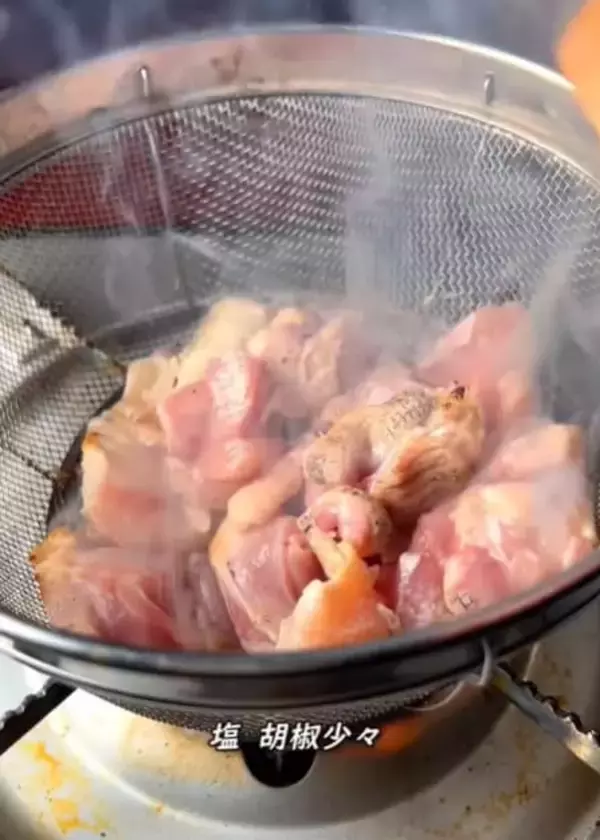 「すごい煙！」料理研究家・けんた食堂 ザルを火にかける豪快鶏肉料理を披露！