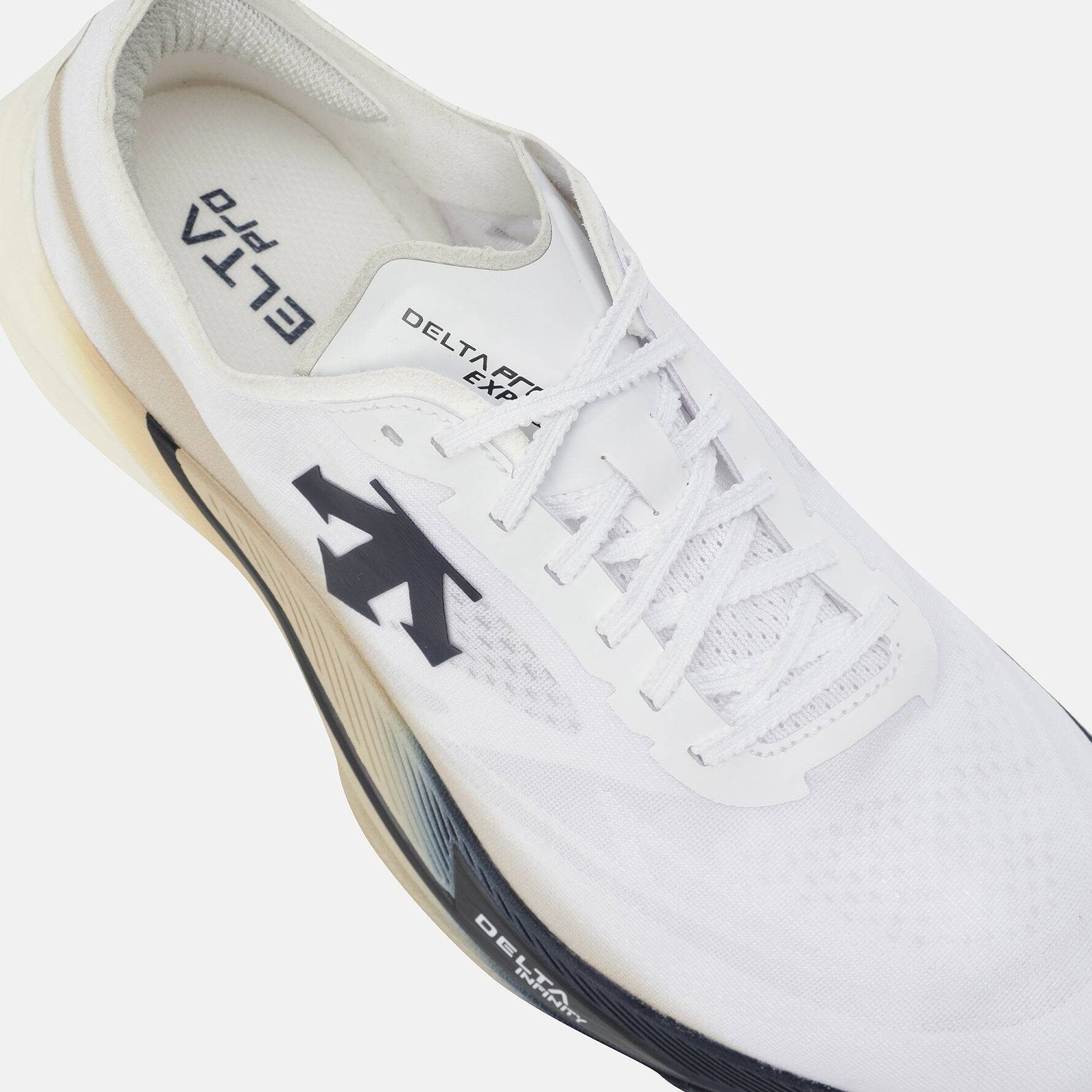 デサント、フォーク型カーボンプレート搭載のトップランナー向けシューズ「DELTAPRO EXP V3」発売