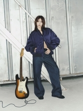 Onitsuka Tiger、TWICEのMOMOを起用したDENIVITAキャンペーンビジュアルを公開