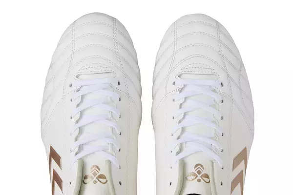 ヒュンメル、女性プレーヤーの足型に合わせた新スパイク「VORART3 PRO MICROFIT」を3月6日に発売