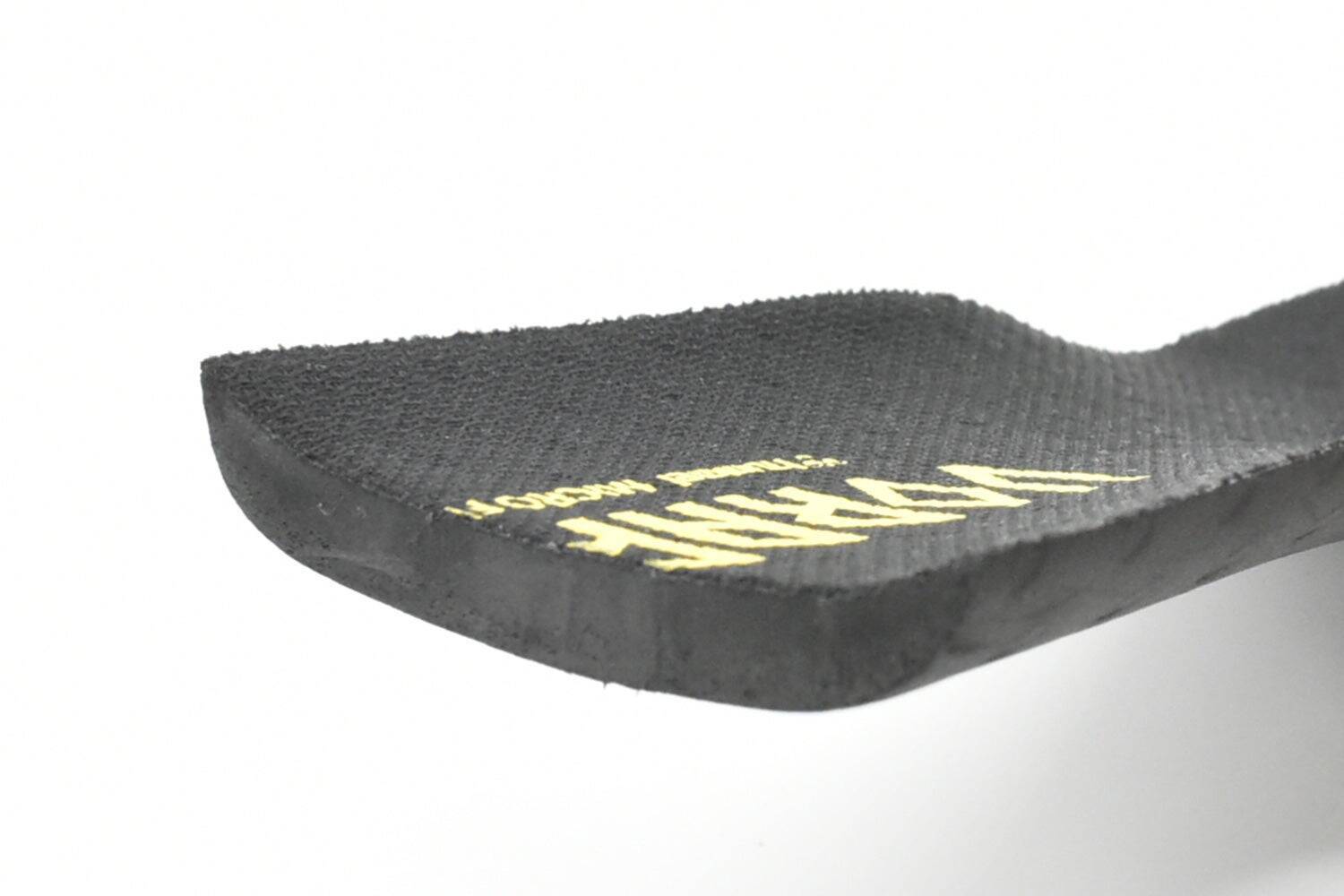 ヒュンメル、女性プレーヤーの足型に合わせた新スパイク「VORART3 PRO MICROFIT」を3月6日に発売