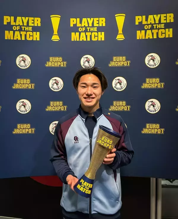 オランダ1部チームが半世紀ぶりの快挙　日本代表MF三戸舜介がMOM選出