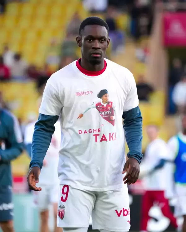 長期離脱中のモナコ南野拓実へ、チームメイトがエールTシャツ着用