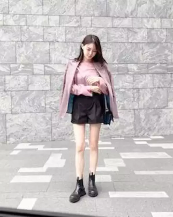 「二児のママと思えない…」美人モデル 年齢感じさせない超美脚ショットにファン釘付け