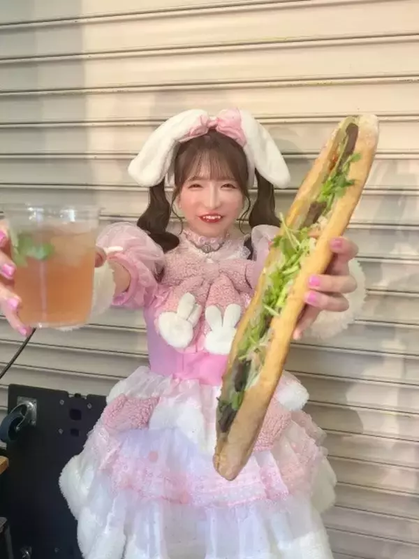 もえあず、特大バインミー片手に大歓喜！代々木公園で魅せた食フェスの女王